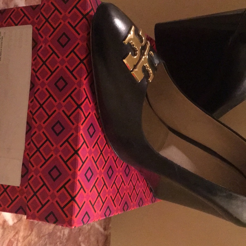 Tory Burch wedge. 8.5 size. Style Raleigh. Box.